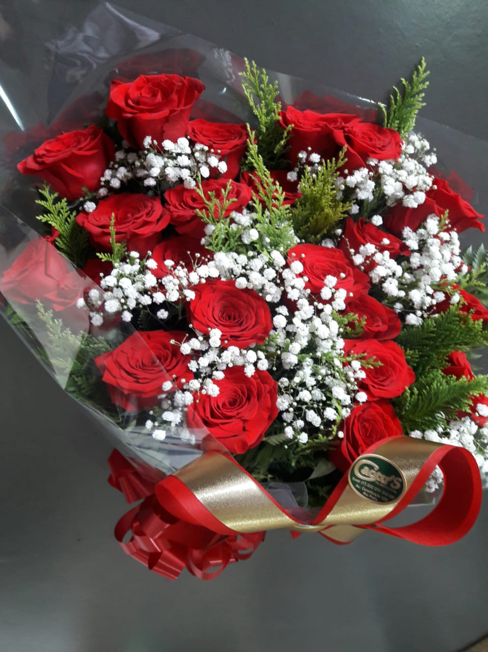 Buquê Apaixonado com 24 botões de rosas vermelhas nacionais  ,gypsophila,embalado em transparência e laço - Cactus Floricultura