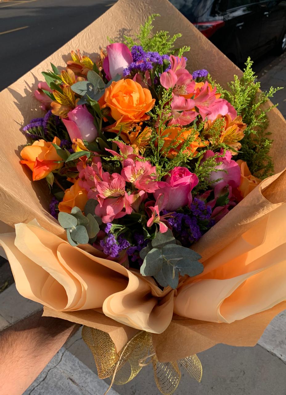 Buquê Mix Floral M com flores coloridas do dia  como,alstroemérias,rosa,estatística,tango ,acabamento verde envoltas em  papel especial - Cactus Floricultura